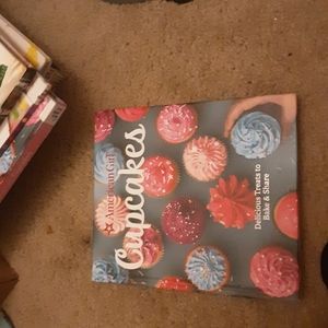 American girl cupcake bakeing book